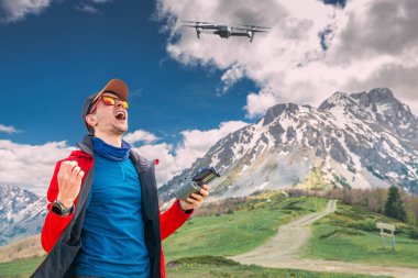 Genç bir adam, İHA 'sının uçuşunun ortasında düşüşünü haykırıyor. Havacılık hobisindeki risk ve duyguyu gözler önüne seriyor..