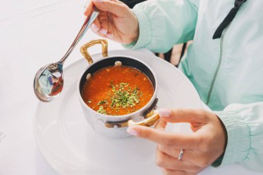 Yürekli bir Macar kebabı kaseyi doldurur, lokantaları zengin aroması ve lezzetli lezzeti ile baştan çıkarır, doyurucu bir akşam yemeği için mükemmeldir..