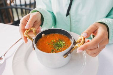 Organik malzemelerle yapılan bir tabak ekşi gulaş, sağlıklı bir diyet izleyenler veya geleneksel mutfağın tadını çıkaranlar için lezzetli ve tatmin edici bir akşam yemeği seçeneğidir..