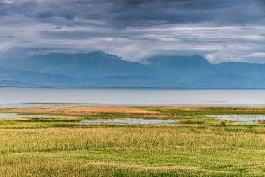 Kıyı şeridinin bakış açısından, turistler Karadağ 'ın Skadar Gölü' nün muhteşem manzarasını, açık hava maceraları ve geziler için bir dönüm noktası olarak görebiliyorlar..