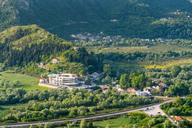 Karadağ 'ın Skadar Gölü' nde balıkçı köyü Virpazar 'ın konaklama ve kuş izleme tekne gezileri ve gemi gezileri sunduğu hava manzarası