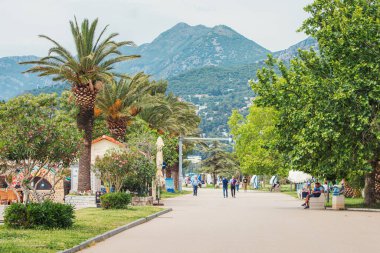 07 Mayıs 2024, Bar, Karadağ: Karadağ 'da yeşil parklar ve plaj manzaralı güneşli açık hava yürüyüşü