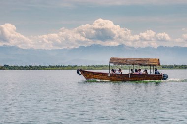 08 Mayıs 2024, Virpazar, Karadağ: Balkan manzaralarıyla çevrili Skadar Gölü 'nde tekne gezisi yapan turistler.