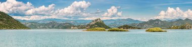 Arka planda dağlar olan güzel bir Skadar gölü manzarası. Karadağ 'ın tatil beldeleri