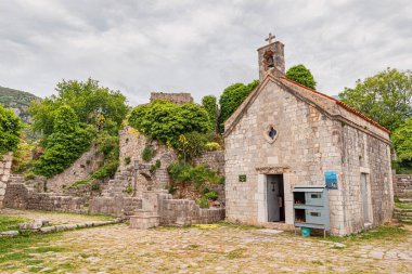 07 Mayıs 2024, Bar, Karadağ: Tarihi kale ve kilise, tarih ve dini harmanlıyor