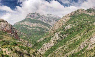 Karadağ 'ın Balkan manzaralı dağları, yaz seyahatleri için mükemmel