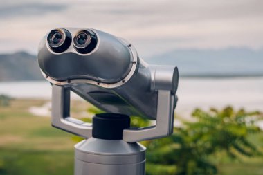 Metal teleskop göllerin ve doğanın panoramik görüntülerini sunuyor..