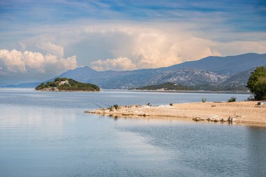 Skadar Gölü 'nün sakin kıyıları ve kayalık kıyı şeridi göz kamaştırıcı manzarası yaz tatilleri için mükemmel..