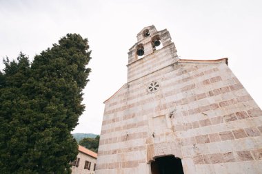 Karadağ 'daki tarihi manastırda antik mimari ve dini öneme sahip.