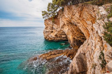 Karadağ 'ın Petrovac kentindeki güzel körfez, dağlarla çevrili, yaz tatili için mükemmel.