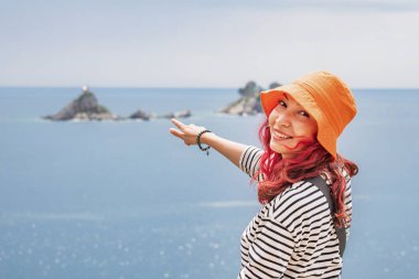 Karadağ 'ın Saint Nedjelja adasını gezen şapkalı gezgin, yaz tatilinde