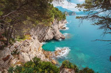 Karadağ 'ın Petrovac kentindeki güzel körfez, dağlarla çevrili, yaz tatili için mükemmel.