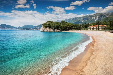 Turkuaz suları ve kumlu kıyıları olan bir Akdeniz plajı tatili. Yaz tatili ve manzarası için mükemmel..