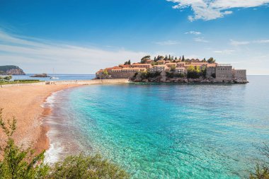 Karadağ 'ın Sveti Stefan adasında, Adriyatik kıyısındaki pitoresk plajları ve tarihi binalarıyla ünlü bir yaz tatili.