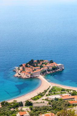 Karadağ 'ın Sveti Stefan kentine yaz tatili, güzel plajlar, geleneksel evler ve panoramik kıyı manzaralarıyla.