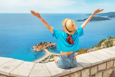 Karadağ 'ın resimli Budva ve Sveti Stefan' ını keşfeden kadın gezgin, Balkan bölgesinin doğal güzelliklerini yansıtıyor.