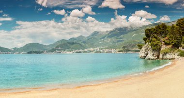 Adriyatik Denizi 'nin çarpıcı plajları, yeşil dağları ve canlı sahil beldeleri ile tanınan pitoresk kıyı şeridi..