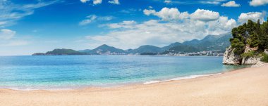 Turkuaz suları ve kumlu kıyıları olan bir Akdeniz plajı tatili. Yaz tatili ve manzarası için mükemmel..