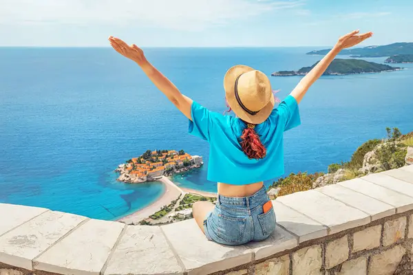 Karadağ 'ın resimli Budva ve Sveti Stefan' ını keşfeden kadın gezgin, Balkan bölgesinin doğal güzelliklerini yansıtıyor.