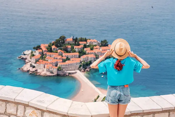 Karadağ 'ın resimli Budva ve Sveti Stefan' ını keşfeden kadın gezgin, Balkan bölgesinin doğal güzelliklerini yansıtıyor.