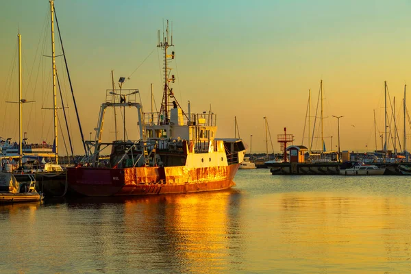 2022年8月27日 一艘在夕阳西下的渔船停泊在海尔镇的港口 Hel Hel Peninsula Baltic Sea Pomerania Poland — 图库照片