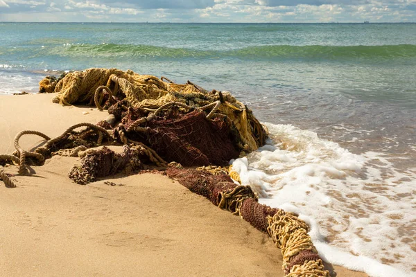 Рыболовецкую Сеть Выбросило Берег Запутанная Сеть Лежит Песчаном Пляже Балтийское Стоковое Фото