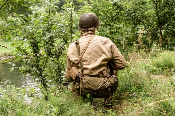 Historisk Reeneactor Klädd Som Amerikansk Infanterisoldat Andra Världskriget Patrullera Skogen — Stockfoto