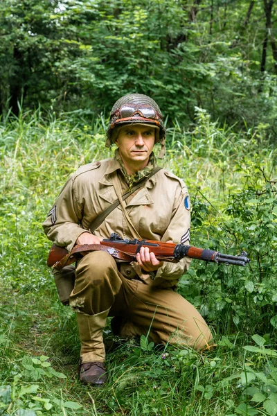 Kinci Dünya Savaşı Sırasında Ormanda Devriye Gezen Amerikan Piyade Askeri — Stok fotoğraf