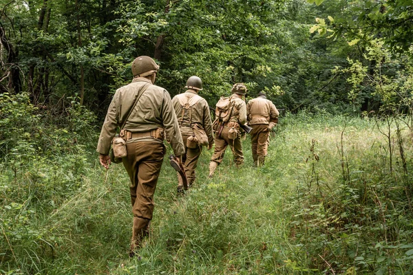 Historiska Reeneactors Klädda Som Amerikanska Infanterisoldater Andra Världskriget Patrullera Skogen — Stockfoto