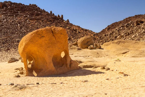在Tegharghart Aka惊人的岩石形成 Tassili Ajjer国家公园的岩石纪念碑叫Tadrart Rouge象 阿尔及利亚 — 图库照片
