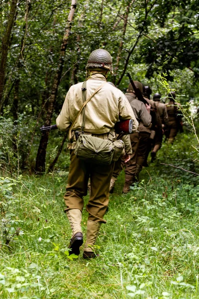 Historické Reeneactors Oblečené Jako Americká Pěchota Voják Během Druhé Světové — Stock fotografie