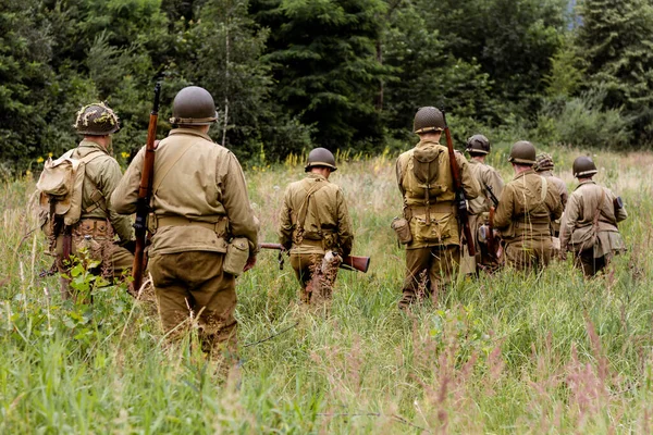 Tarihi Yeniden Yapılandırma Dünya Savaşı Piyade Tümeni Askerleri Uzun Otların — Stok fotoğraf