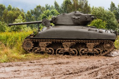 Bir Amerikan 2. Dünya Savaşı Sherman M41A176 (w) tankı çamurun içinde duruyor. Bielsko-Biaa, Polonya