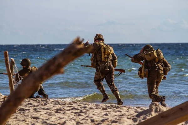 Historická Rekonstrukce Pláži Pobíhají Vojáci Pěší Divize Druhé Světové Války — Stock fotografie