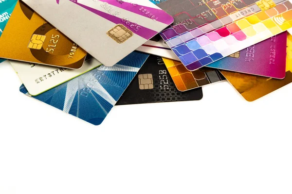 Beyaz Arka Planda Çeşitli Renkli Kredi Kartları Yığını — Stok fotoğraf