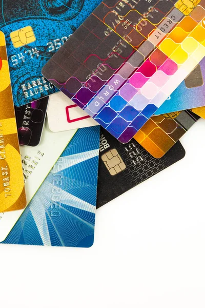 Stapel Kleurrijke Verschillende Creditcards Een Witte Achtergrond — Stockfoto