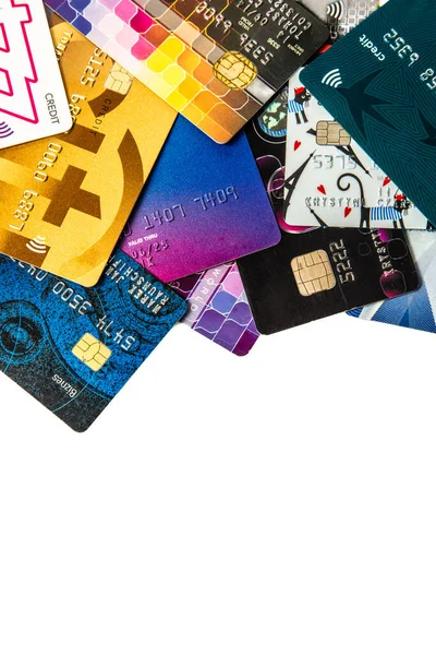 白色背景上堆积如山的各种彩色信用卡 — 图库照片