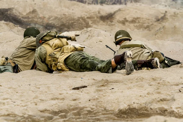 Soldati Americani Che Combattono Sulla Spiaggia Durante Ricostruzione Della Storica — Foto Stock