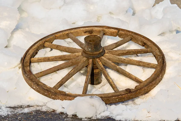 Gamla Vagnshjulet Förstör Trähjul Från Hästdragen Vagn Ligger Kasseras Snön — Stockfoto