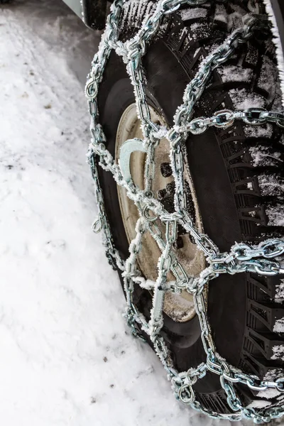 靠近点汽车车轮上冬天的防滑链 冬季道路上在大雪中安全驾驶 — 图库照片
