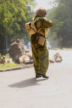 İkinci Dünya Savaşı muharebesinin yeniden inşası. Savaş sırasında İngiliz paraşütçü asker. Arkadan bak. Porbka, Polonya