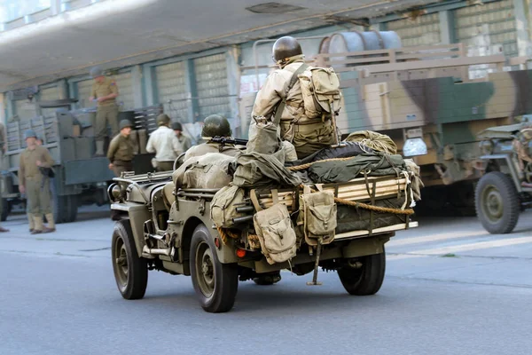 歴史的再建 第二次世界大戦中のアメリカ軍兵士 ジープに乗る歩兵兵士は軍用車両を意志 — ストック写真