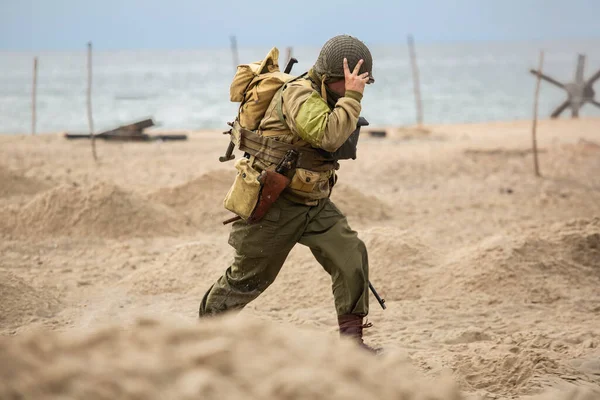 历史重建 二战的一名美国步兵在海滩上作战 Hel — 图库照片