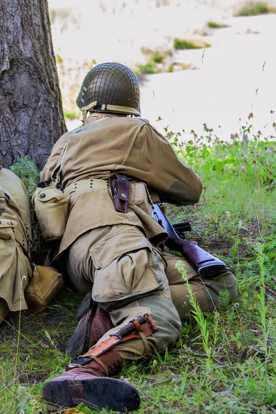 Reconstrucción Histórica Soldado Infantería Estadounidense Segunda Guerra Mundial Luchando Bosque — Foto de Stock