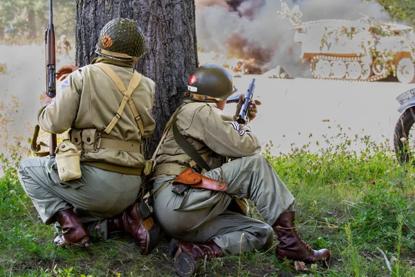 Reconstrucción Histórica Soldados Infantería Estadounidenses Segunda Guerra Mundial Luchando Bosque —  Fotos de Stock
