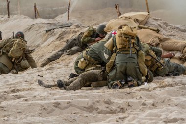 Tarihi yeniden yapılandırma. 2. Dünya Savaşı 'ndan kalma Amerikan piyade askerleri sahilde savaşıyor. İmdat, Polonya
