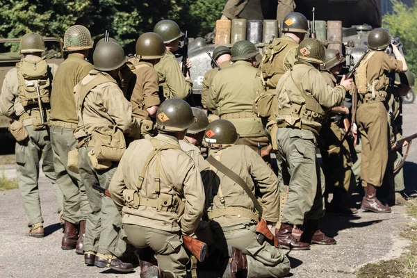 Reconstrução Histórica Soldados Infantaria Americanos Segunda Guerra Mundial Preparam Para — Fotografia de Stock