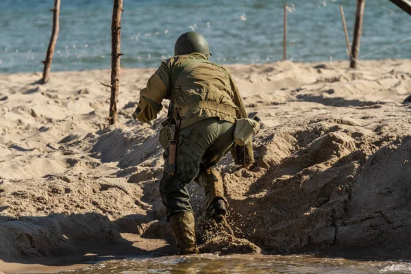 历史重建 二战的一名美国步兵在海滩上作战 Hel — 图库照片