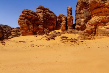 Taş Ormanı. Kum taşı ve kayalık oluşumları hayret verici şekillerde. Tadrart Dağları. Nehir yaylası, Tassili N 'Ajjer Ulusal Parkı. Cezayir, Afrika