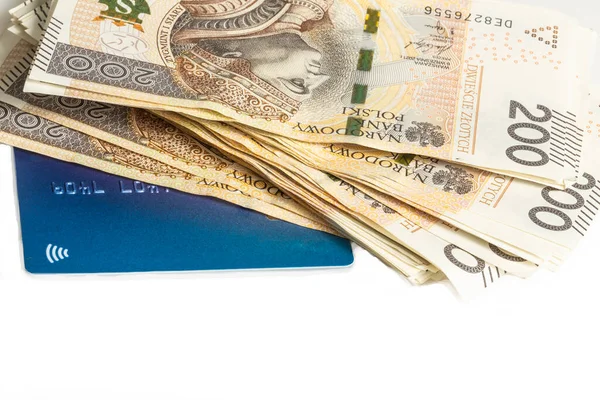 白い背景にポーランドの200ゾルティ紙幣と青のクレジットカードの大規模なスタック 富と豊かさと同義 — ストック写真
